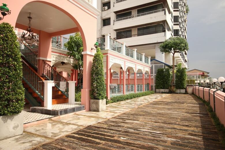 Hotel Hiranyakul  House
