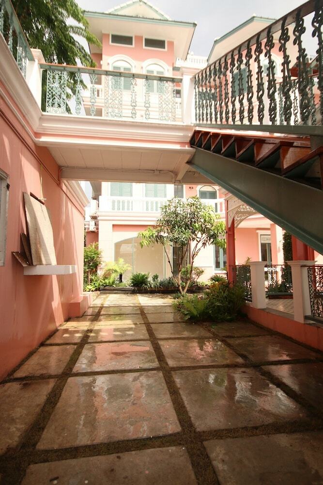 Hotel Hiranyakul  House