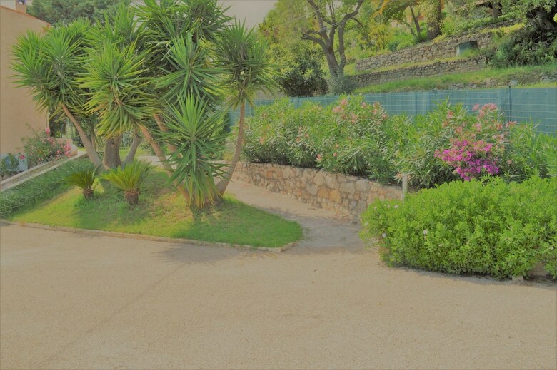 Villa La Terre Des Lauriers B&B
