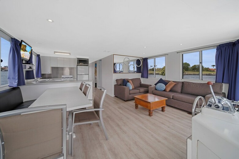 Coomera Houseboat Holidays