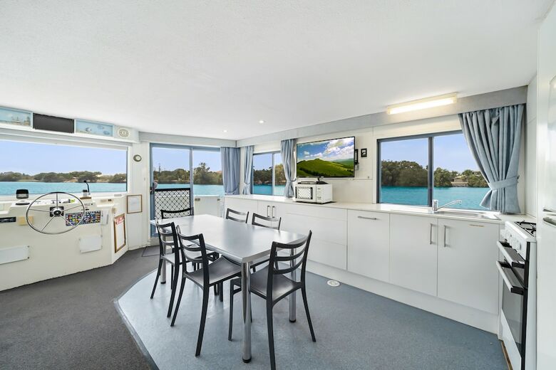 Coomera Houseboat Holidays