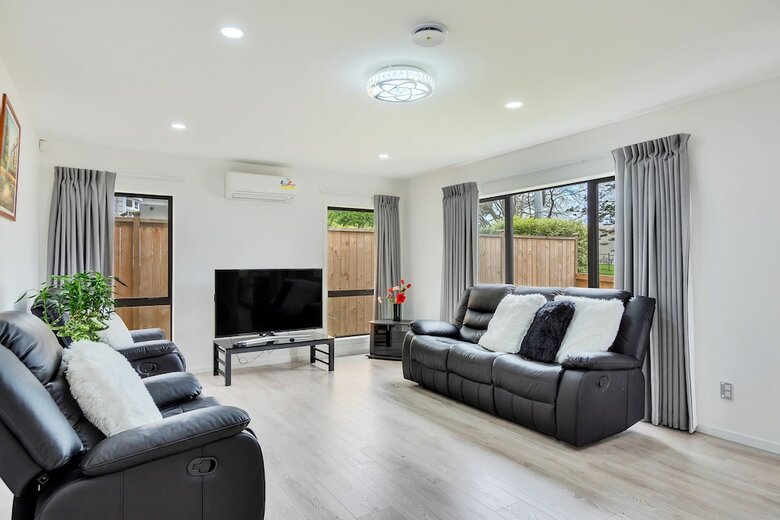 Superb Holiday Home Near To Airport