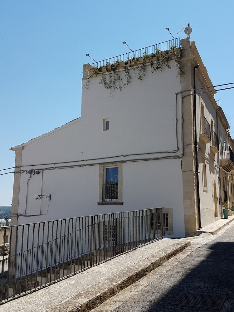 Reusuite Authentic Sicilian Hospitality