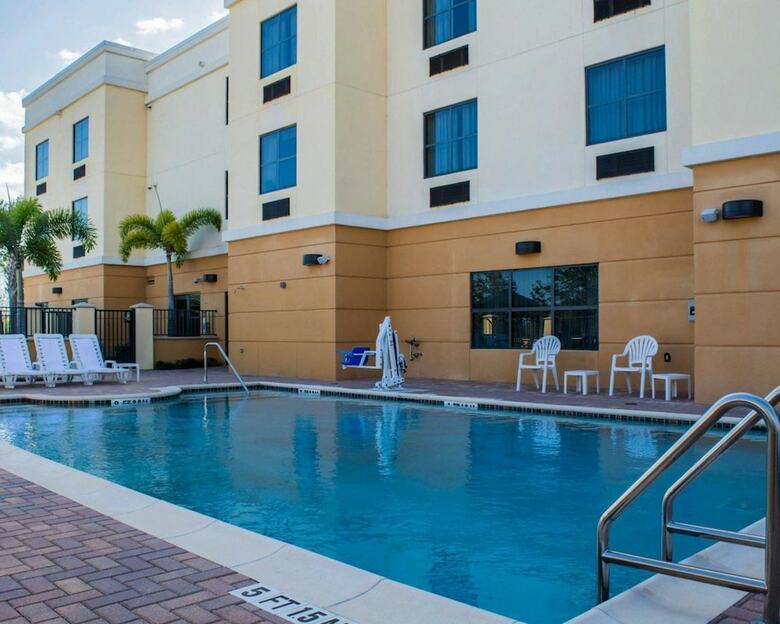 Hotel Comfort Suites Vero Beach I-95