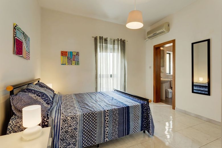 Seafront Apartment In Sliema Wt Breathtaking Views