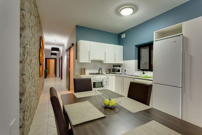 Harbour Views Apart In A Prime Location