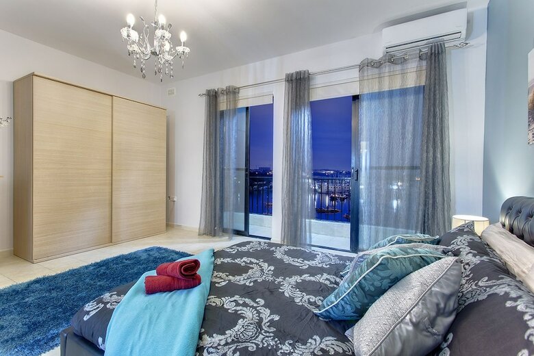 Harbour Views Apart In A Prime Location