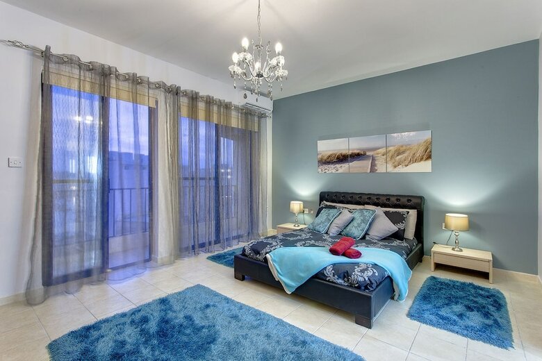 Harbour Views Apart In A Prime Location