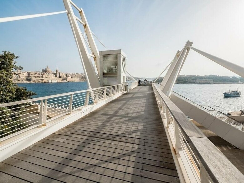 Seafront Luxury Apartment, Pool And Great Location