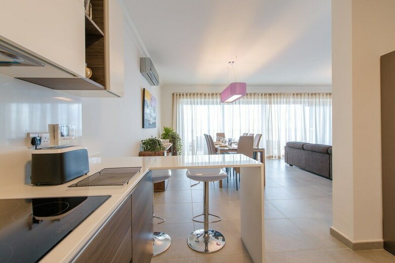 Seafront Luxury Apartment, Pool And Great Location