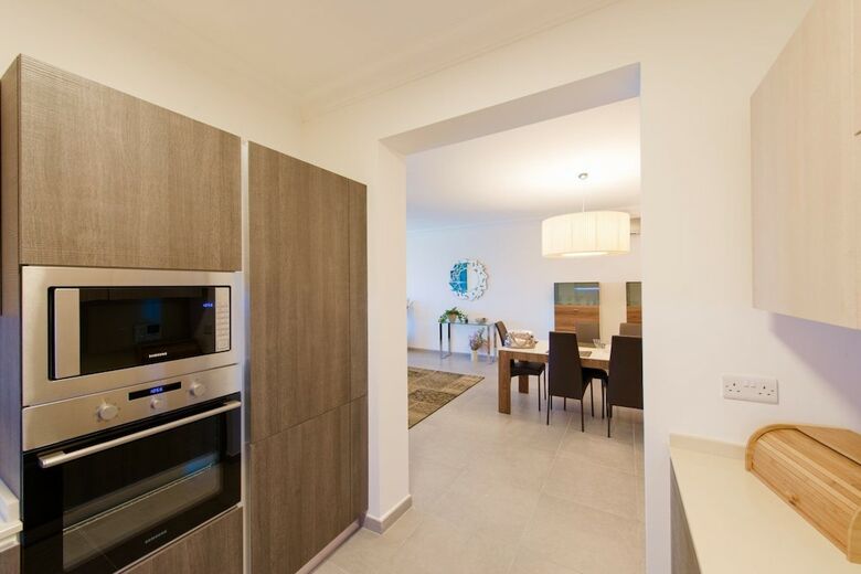 Apartamentos Seafront Luxury Apt With Pool