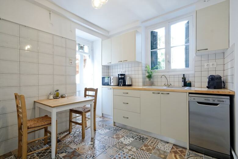 Apartamentos The Athens History