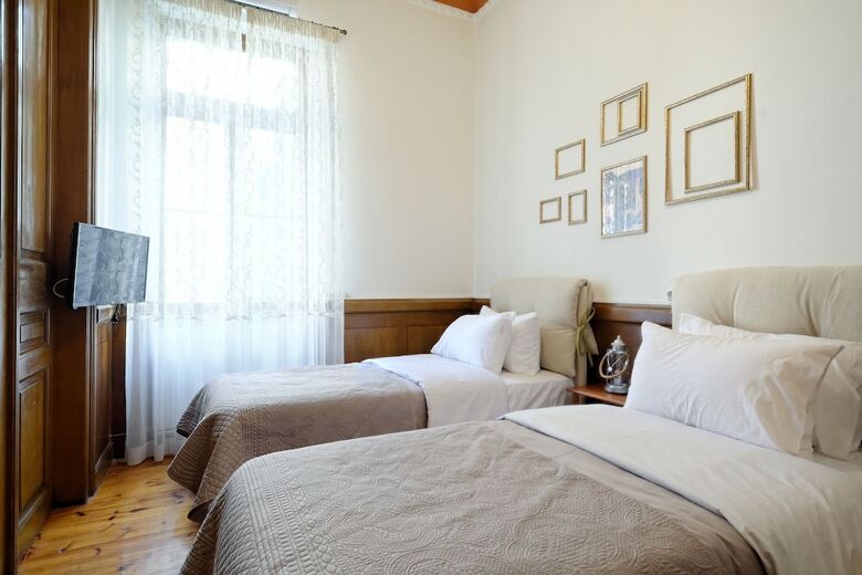 Apartamentos The Athens History