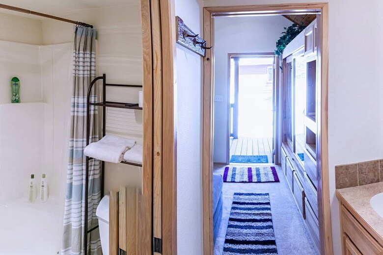 #49 The Cabins At Hyatt Lake - Sleeps 4 - Private