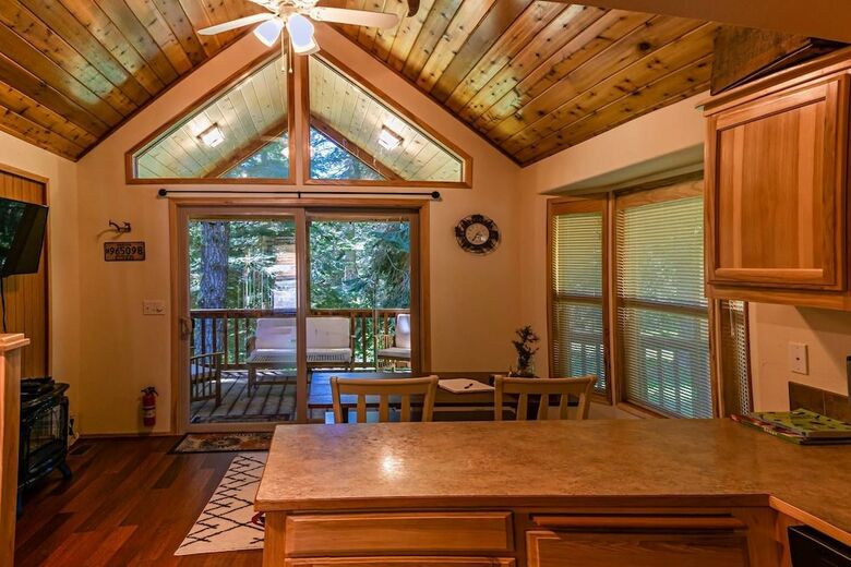 #49 The Cabins At Hyatt Lake - Sleeps 4 - Private