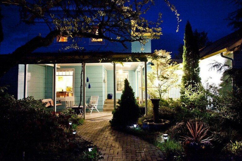Blue Moon Cottage ~ Pet Friendly ~ 5 Blocks To Osf