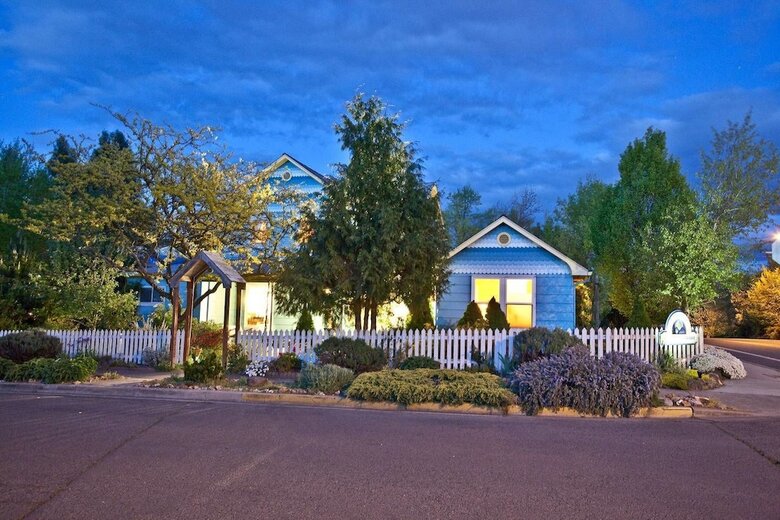 Blue Moon Cottage ~ Pet Friendly ~ 5 Blocks To Osf