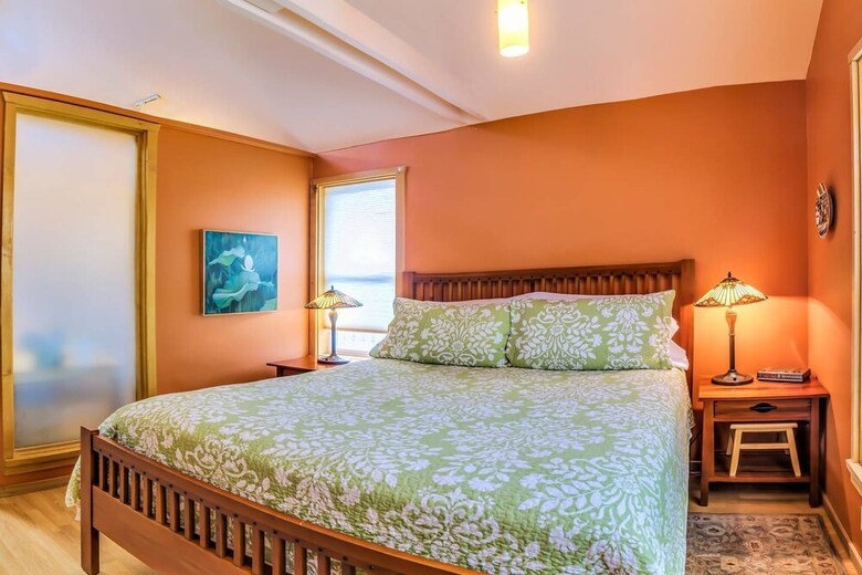 Blue Moon Cottage ~ Pet Friendly ~ 5 Blocks To Osf