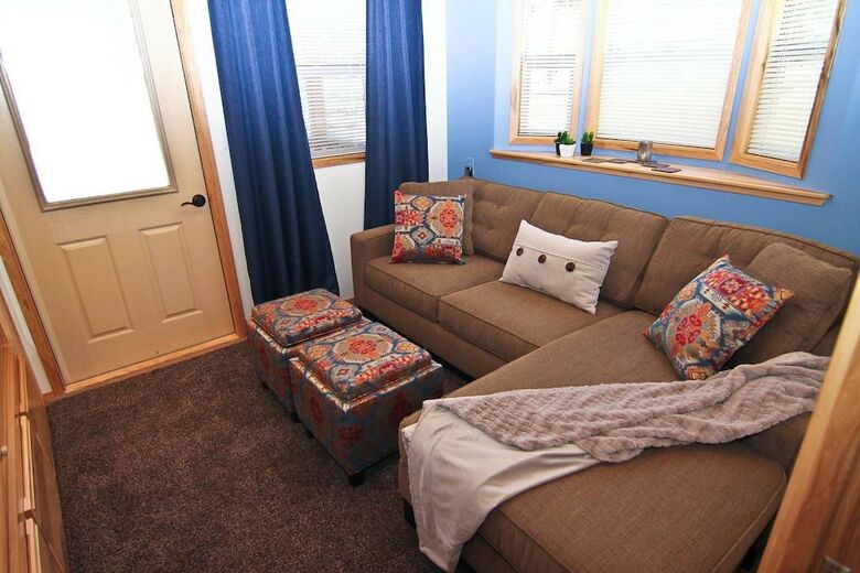 #51 & #52 Hyatt Lake Compound~sleeps 10~lake View