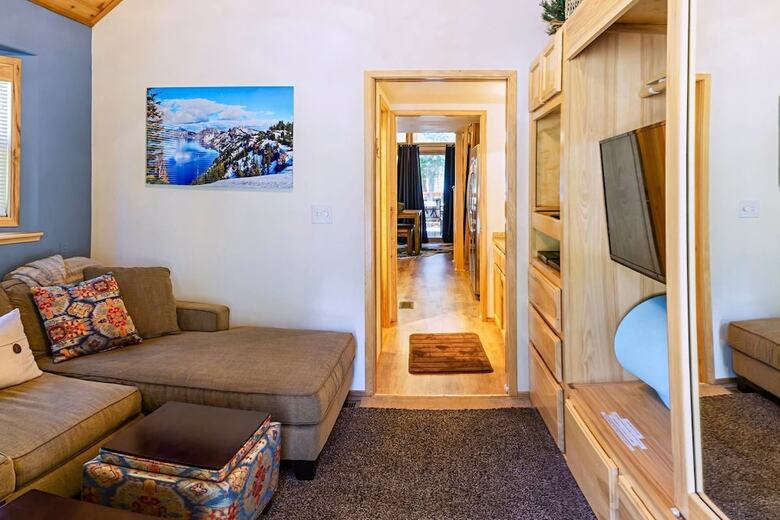 #51 & #52 Hyatt Lake Compound~sleeps 10~lake View