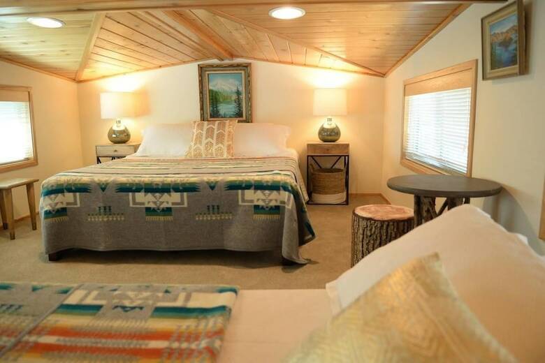 #51 & #52 Hyatt Lake Compound~sleeps 10~lake View