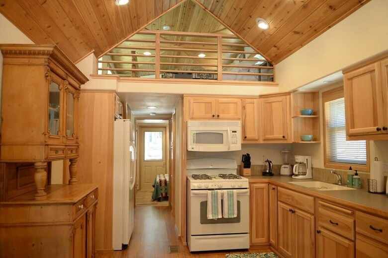 #51 & #52 Hyatt Lake Compound~sleeps 10~lake View