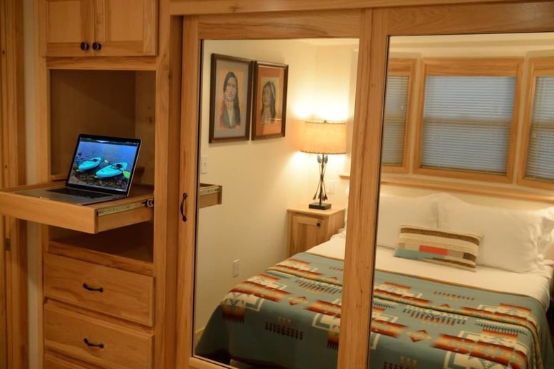 #51 & #52 Hyatt Lake Compound~sleeps 10~lake View