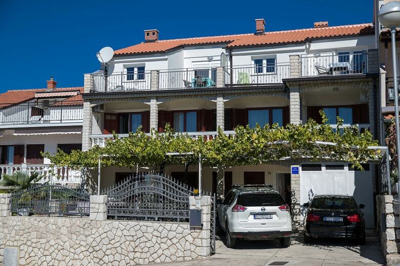 Apartmani Bareti?