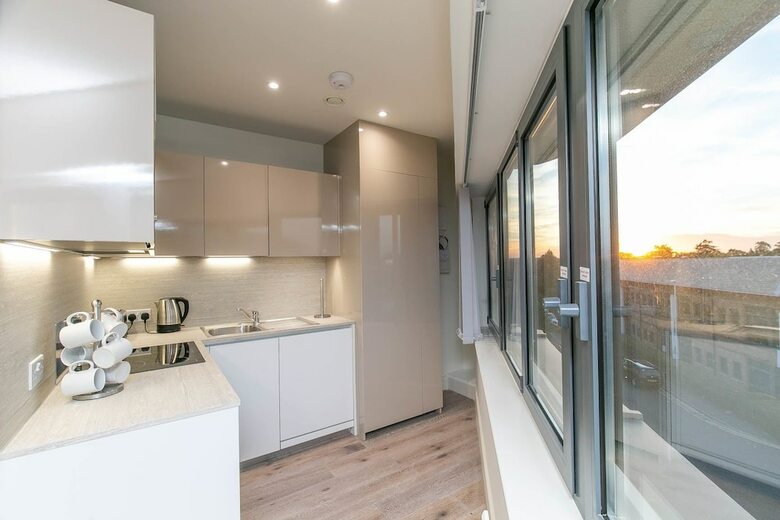 Deluxe Heathrow Apartments & Parking