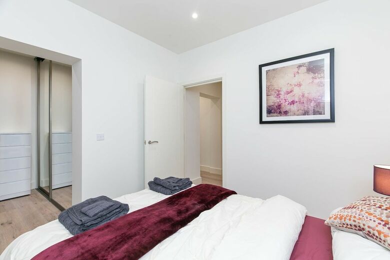 Deluxe Heathrow Apartments & Parking