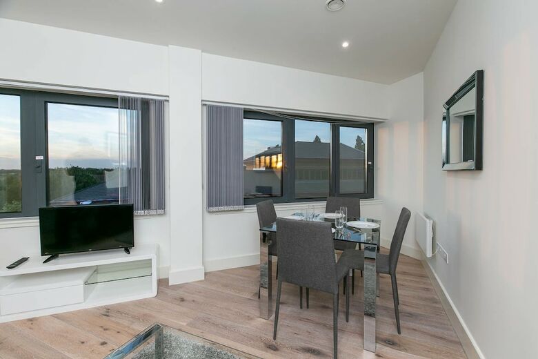 Deluxe Heathrow Apartments & Parking