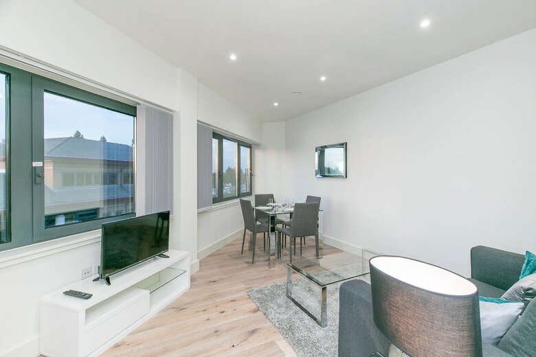 Deluxe Heathrow Apartments & Parking