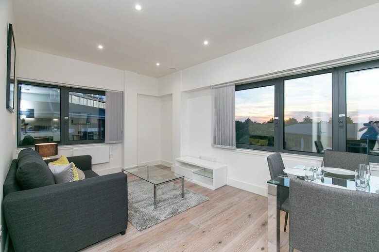 Deluxe Heathrow Apartments & Parking