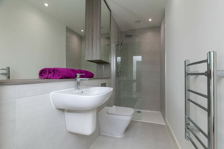 Deluxe Heathrow Apartments & Parking