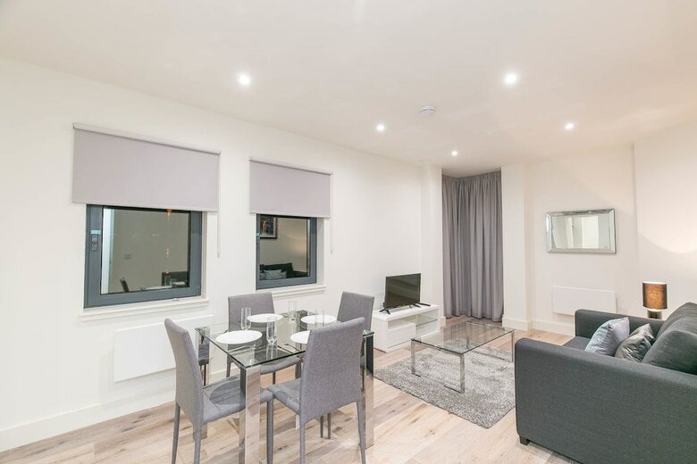 Deluxe Heathrow Apartments & Parking