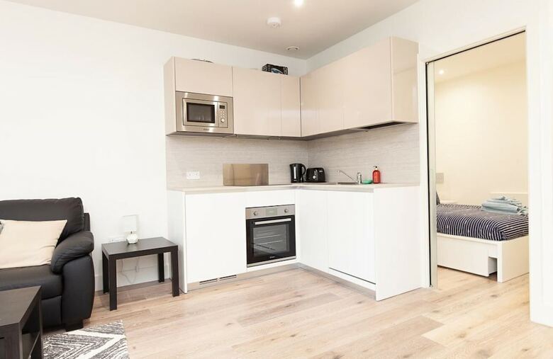 Deluxe Heathrow Apartments & Parking