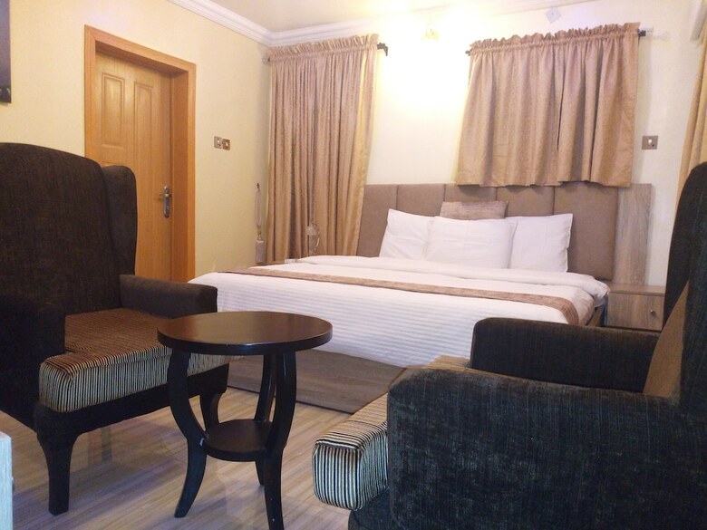 Hotel Euro Lounge And Suites