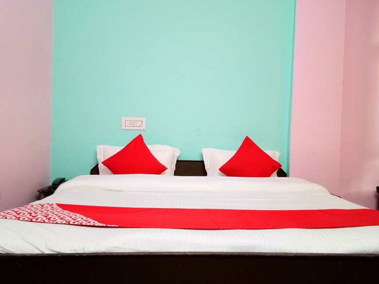 Oyo 14349 Hotel Hmg