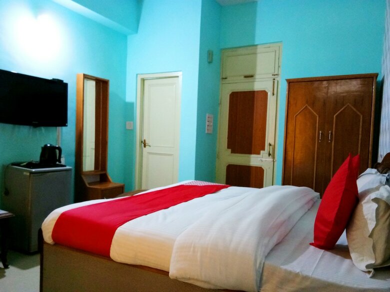 Oyo 14349 Hotel Hmg