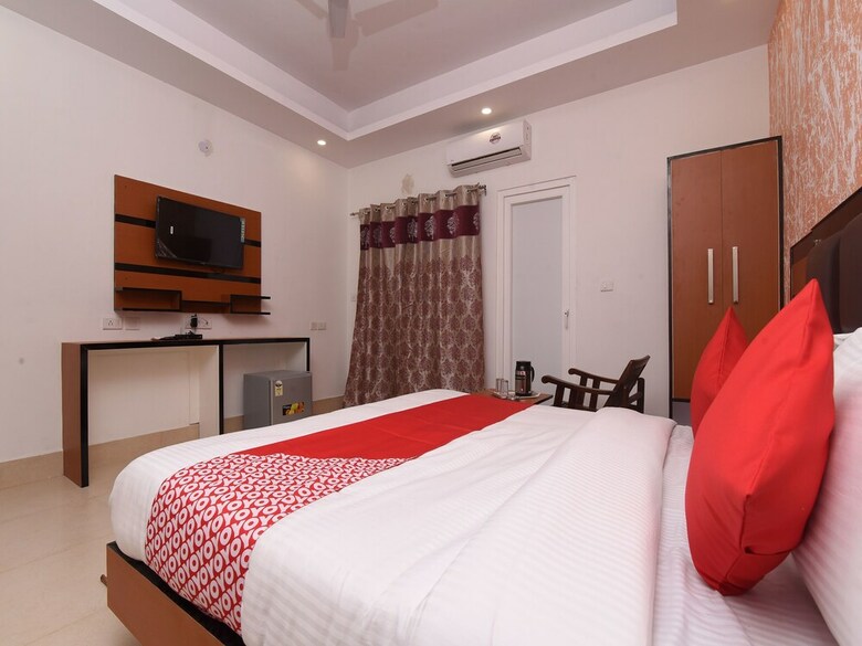 Hotel Oyo 13310 Noida Suites