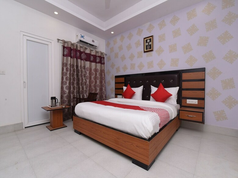 Hotel Oyo 13310 Noida Suites