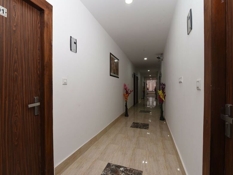 Hotel Oyo 13310 Noida Suites