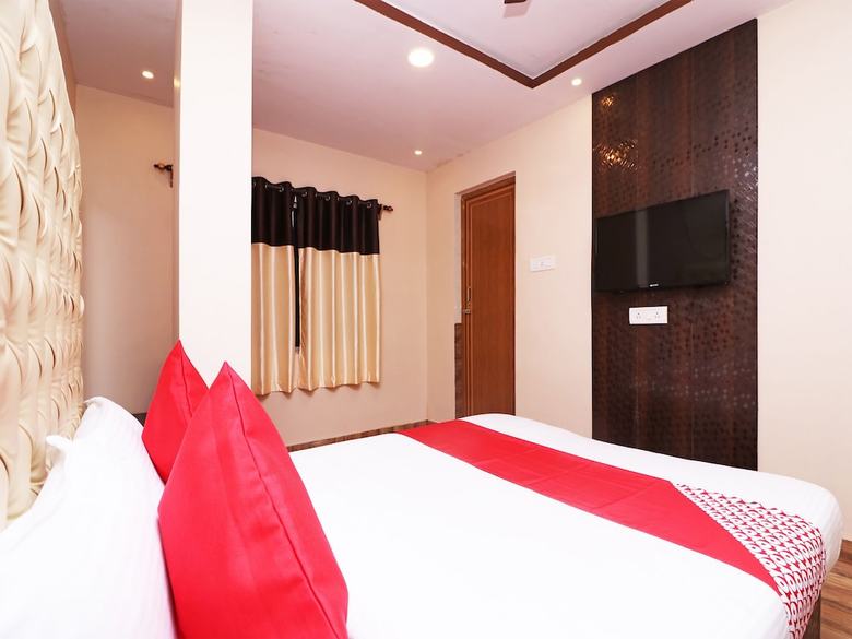 Oyo 13579 Hotel Royal Crowne