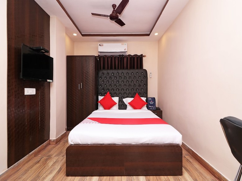 Oyo 13579 Hotel Royal Crowne
