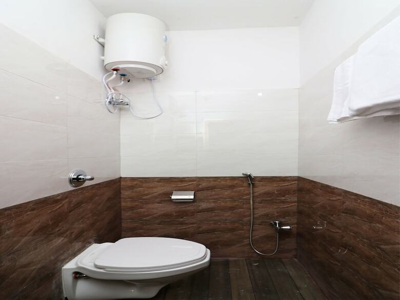 Oyo 13579 Hotel Royal Crowne