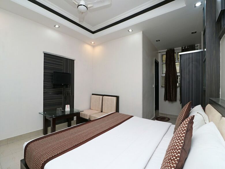 Oyo 14705 Hotel India Palace