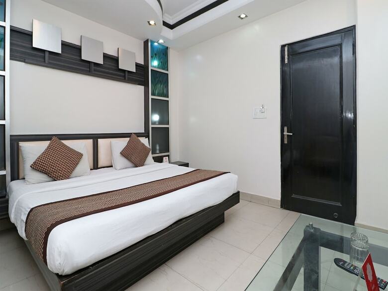 Oyo 14705 Hotel India Palace