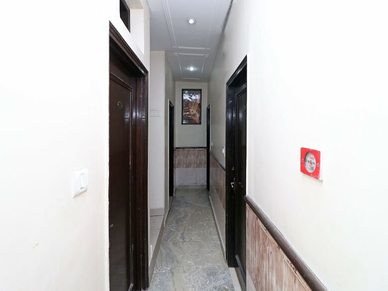 Oyo 14705 Hotel India Palace