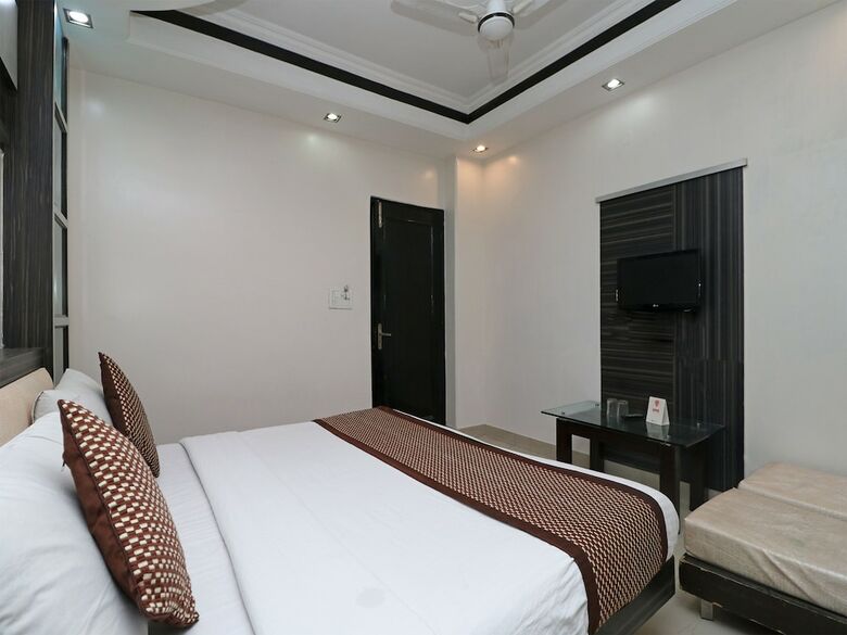 Oyo 14705 Hotel India Palace
