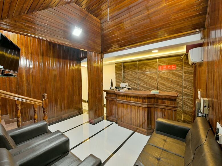 Hotel Oyo 15562 Aar Palmyra Regency